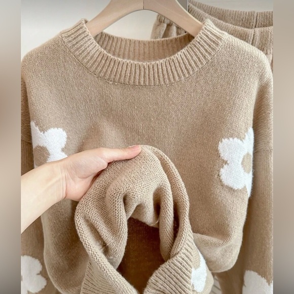 NIP Crochet Flower Pullover Sweater Top & Pants Knitted Outfit. 🤍🤎 - Picture 3 of 4